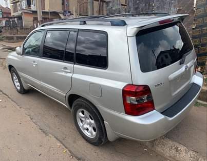 A picture of Tokunbo 4plug Engine Toyota Highlander with 3rd row seat