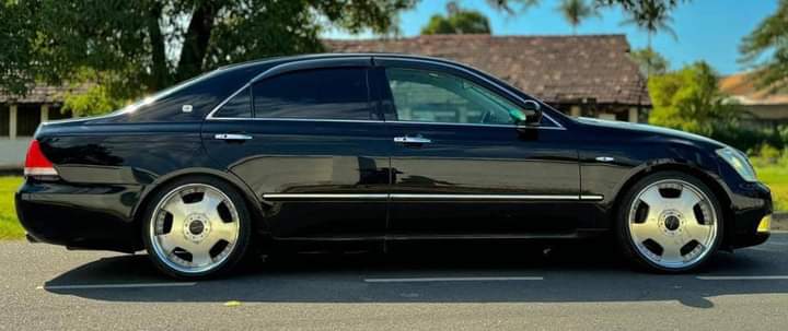 A picture of TOYOTA CROWN ROYAL available now 
