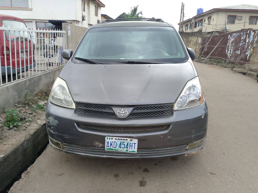 A picture of Very clean Toyota Sienna