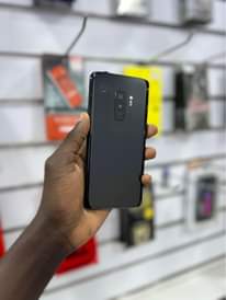 A picture of Samsung S9 plus 64gb clean no dots at only 390k