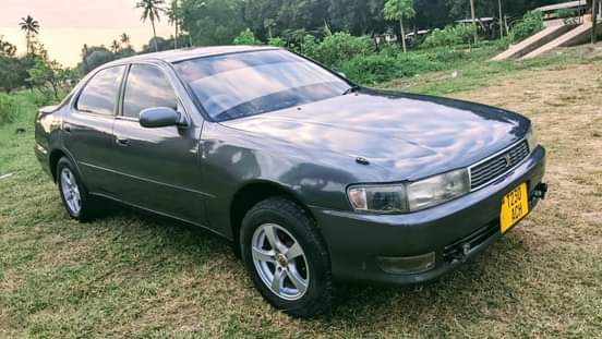 A picture of Toyota cresta Body saloon Colour dark blue Engine cc 1988