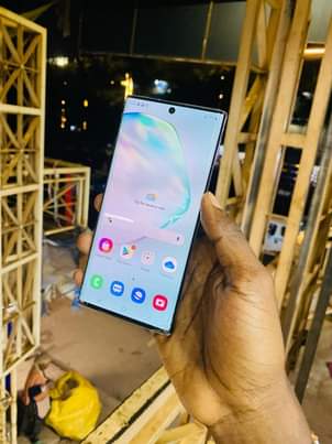 A picture of Samsung Galaxy Note10 Slightly cracked screen