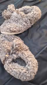 A picture of Shoe s caps gloves