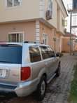 A picture of Honda Pilot 2005 with dvd screen and 3 seaters