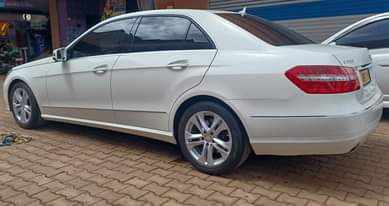 A picture of MERCEDES BENZ E300 MODEL 2010 NEW BRAND MILEAGE 72772 PRICE
