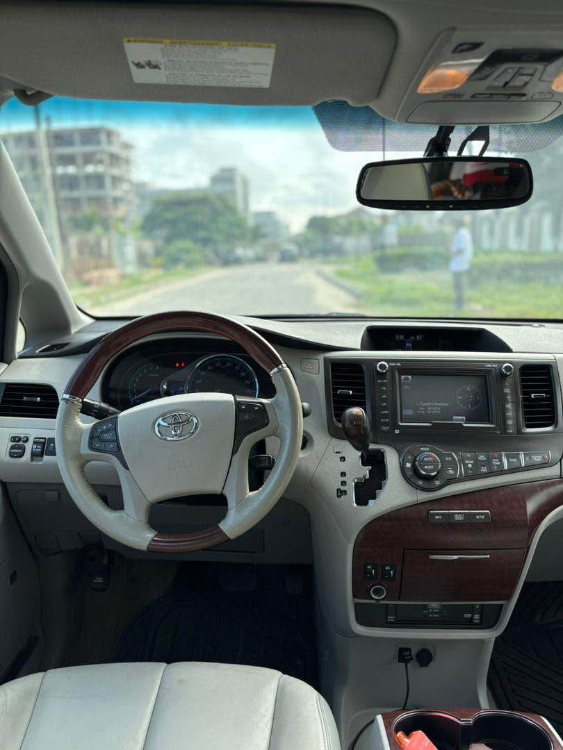 A picture of Toyota sienna XLE limited