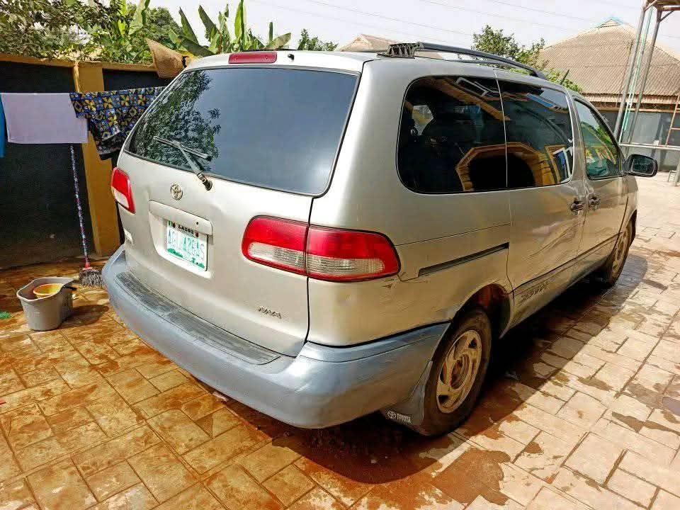A picture of 2003 Toyota sienna