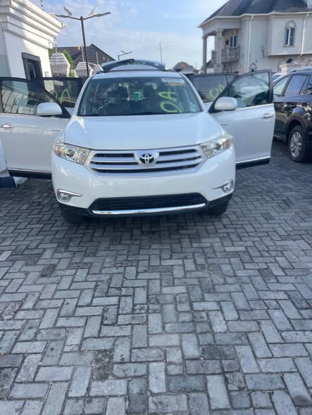 A picture of Clean in and put accident free 2012 Tokunbo highlander