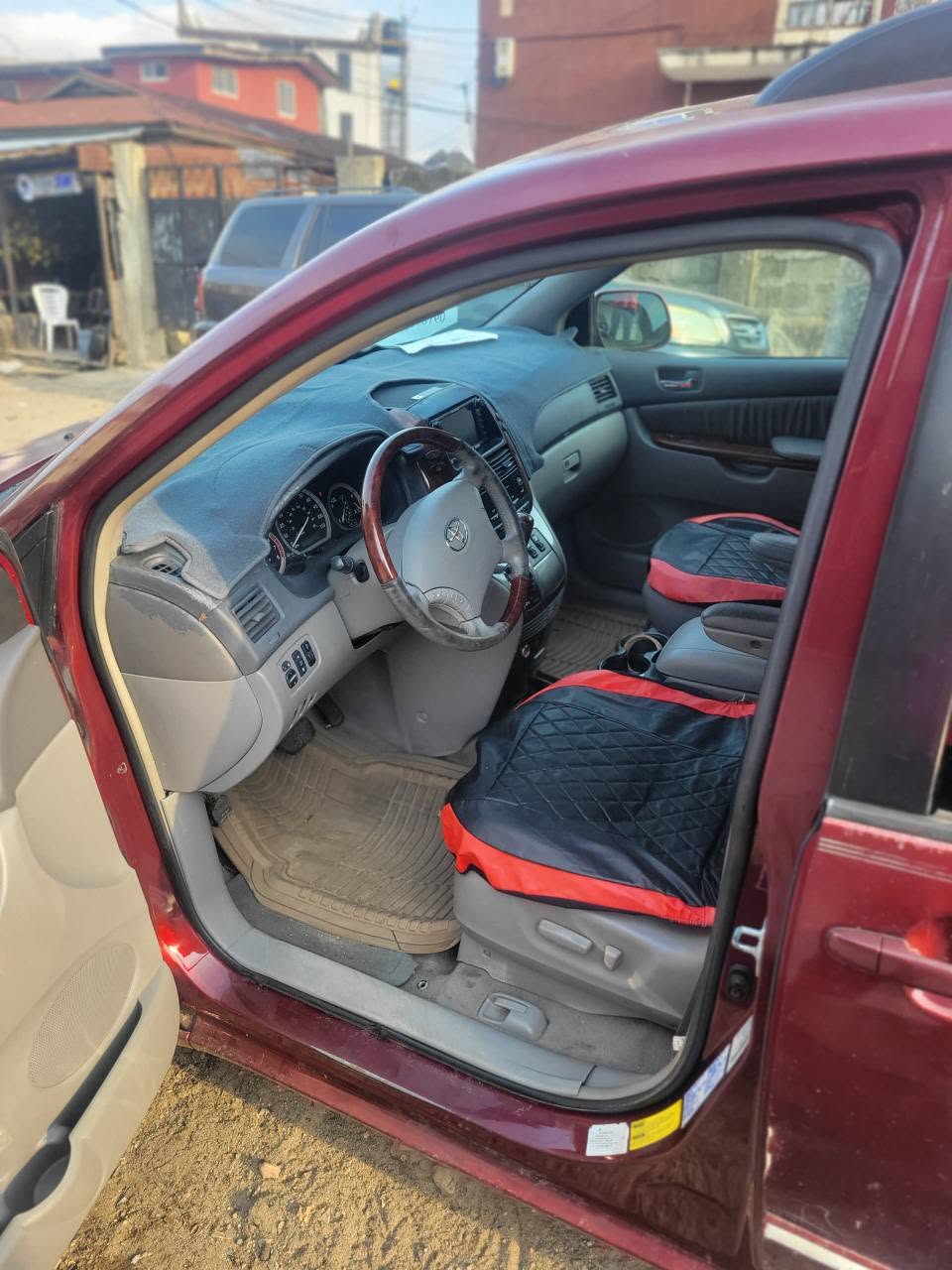 A picture of Toyota sienna