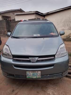 A picture of 2004 Toyota Sienna