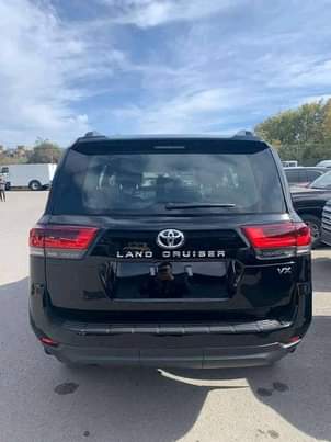 A picture of Land CRUISER v8