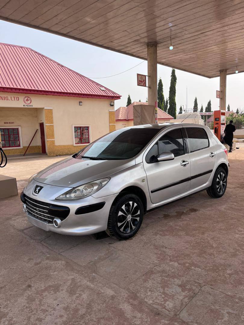 A picture of Super clean 307 manual drive in mint condition everything working