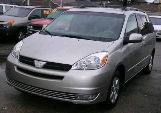 A picture of CALL ME ON 07054019694 MAKE TOYOTA MODEL SIENNA YEARS 2005