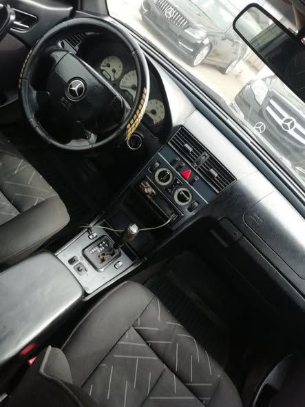A picture of 2000 Mercedes Benz c230
