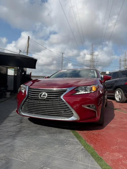 A picture of Hot Deal Registered 2013 Lexus ES 350 Clean Smooth Well