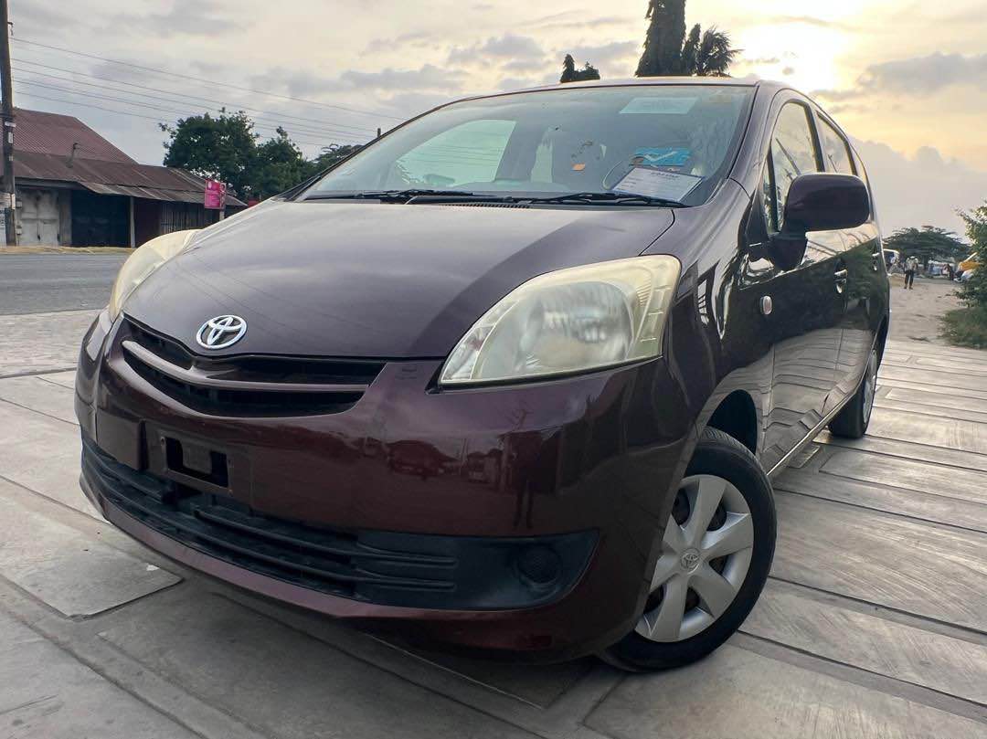 A picture of Toyota passo sette