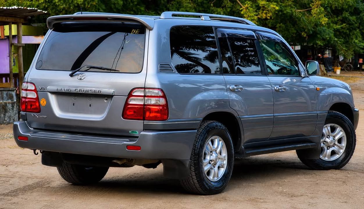 A picture of Toyota Landcruiser 100 VX Limited 2005