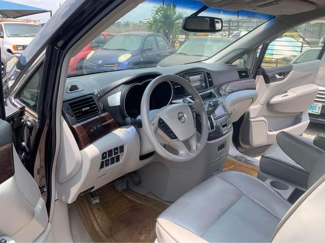 A picture of Nissan Quest 2011