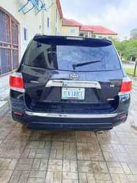 A picture of Sharpest 2011 model Highlander very sound and good with android