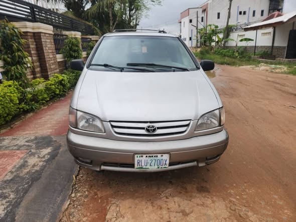 A picture of Toyota Sienna 2002 model