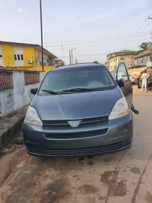 A picture of 06 sienna up for sale engine and greabox is okay