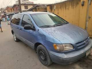 A picture of Toyota sienna 2000