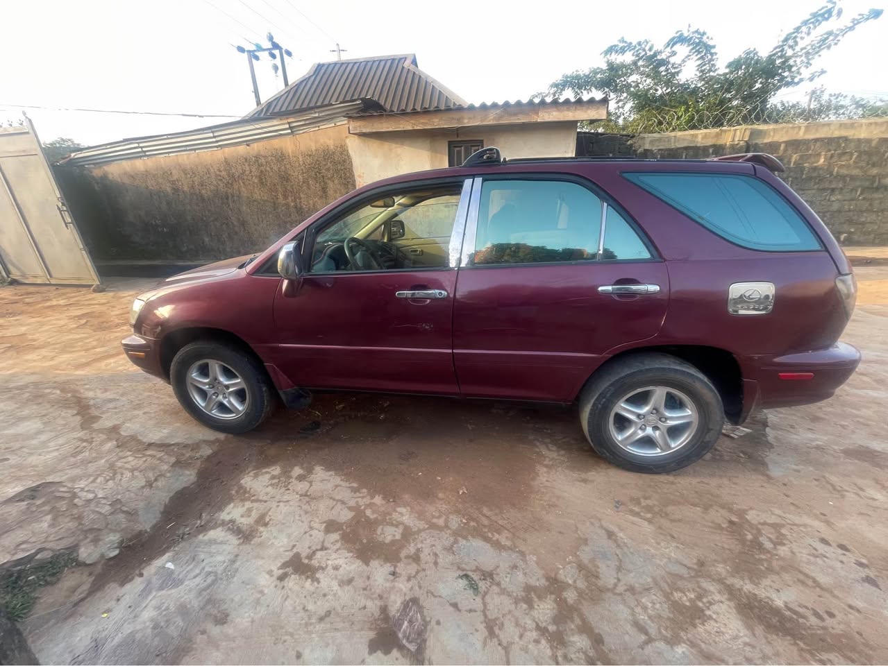 A picture of Lexus rx 300 2000 model