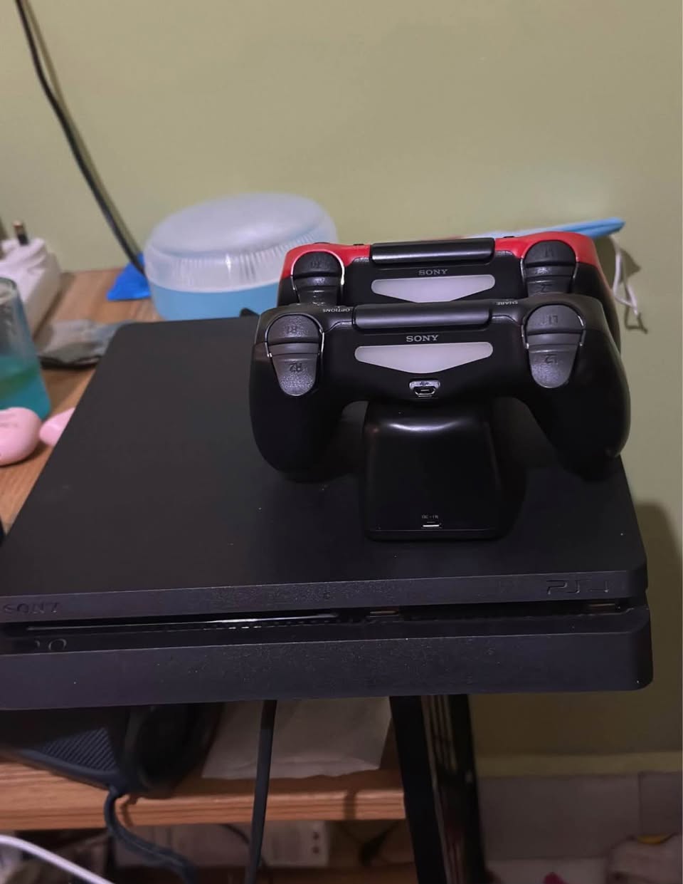 A picture of PS4 slim plus 2 controller