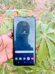 A picture of Samsung Galaxy s9 kunamuda ukipunguza mwang kinacheza kioo gb64 ram4