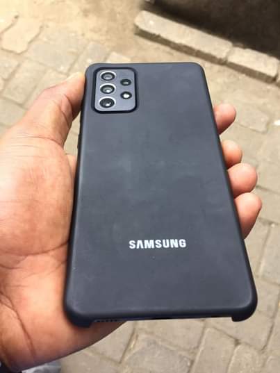 A picture of Samsung a72 128gb Ram 8 Camera kali sana Tsh 260