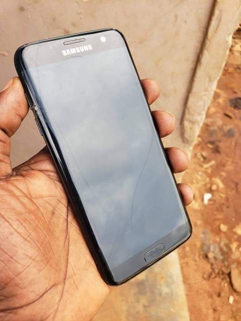 A picture of Sumsung galaxy s7 edge