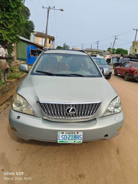 A picture of AWOOF DEAL LEXUS RX330 2005 Sharp and clean buy travel