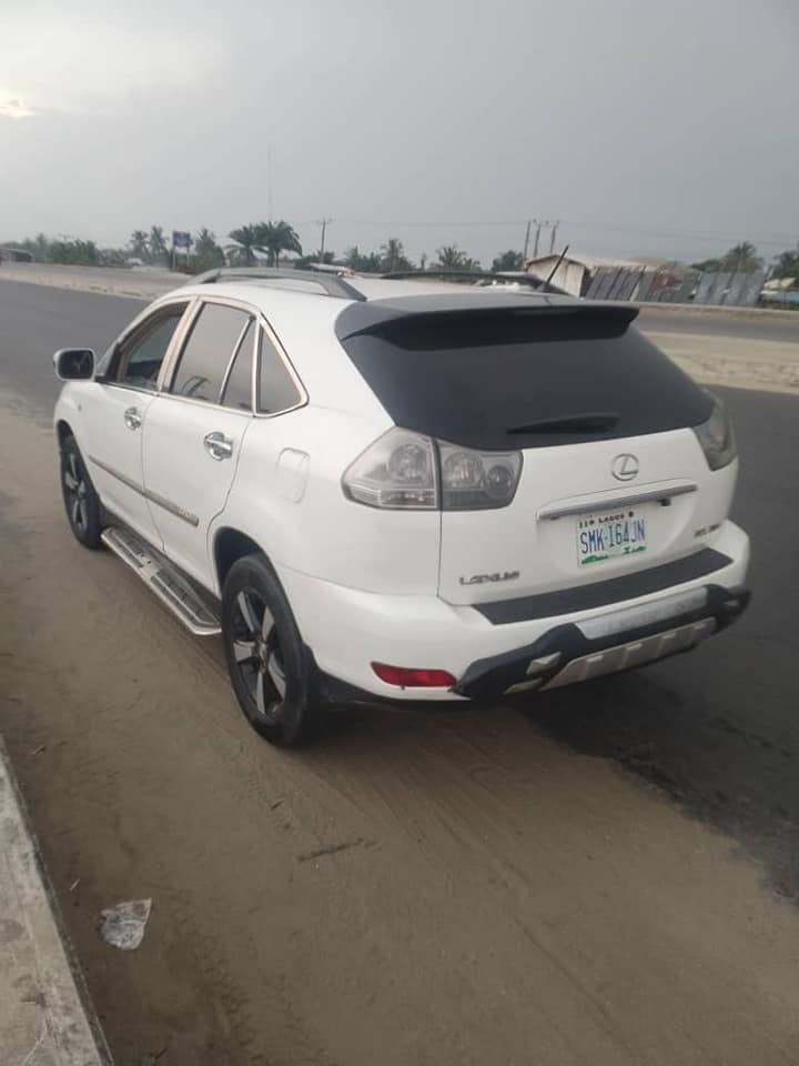 A picture of Neatly used Lexus Rx330 2008 model first body pan