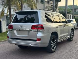 A picture of LANDCRUISER VXR V8