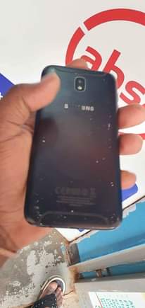 A picture of Samsung galaxy j7pro with 32gb o. Sell 190k in banda