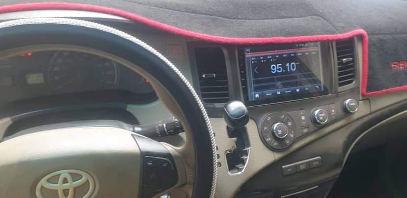 A picture of Toyota Sienna 2010