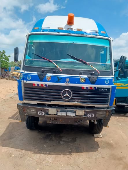 A picture of Mercedes truck 08051869878