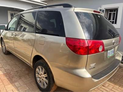 A picture of Toyota sienna 2007