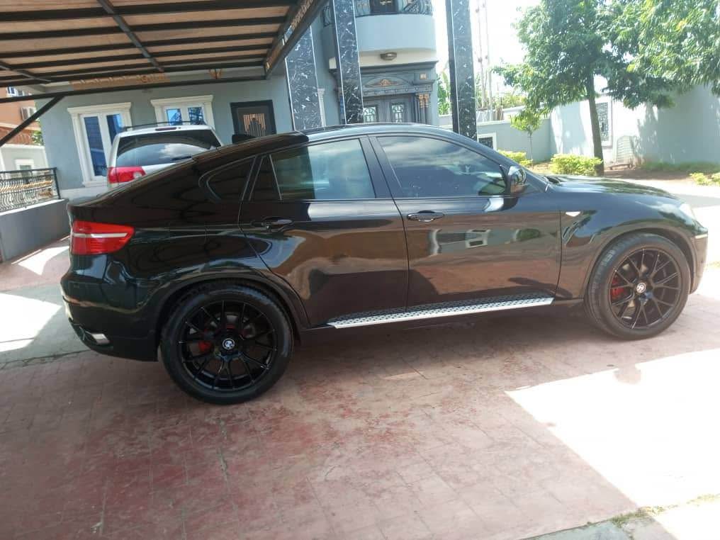 A picture of Super clean 2010 BMW. X6