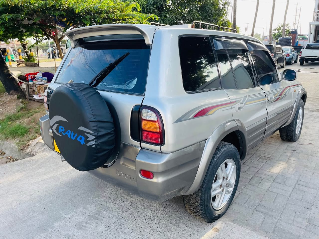 A picture of RAV4 OLD