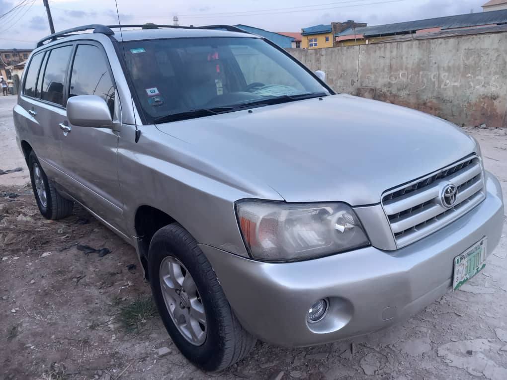 A picture of Pristine clean Sharp Toyota Highlander 2005 Few months