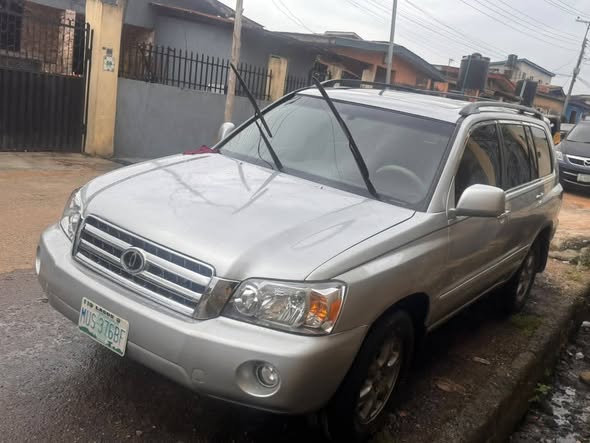 A picture of TOYOTA HIGHLANDER 2004