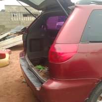 A picture of Toyota Sienna 06