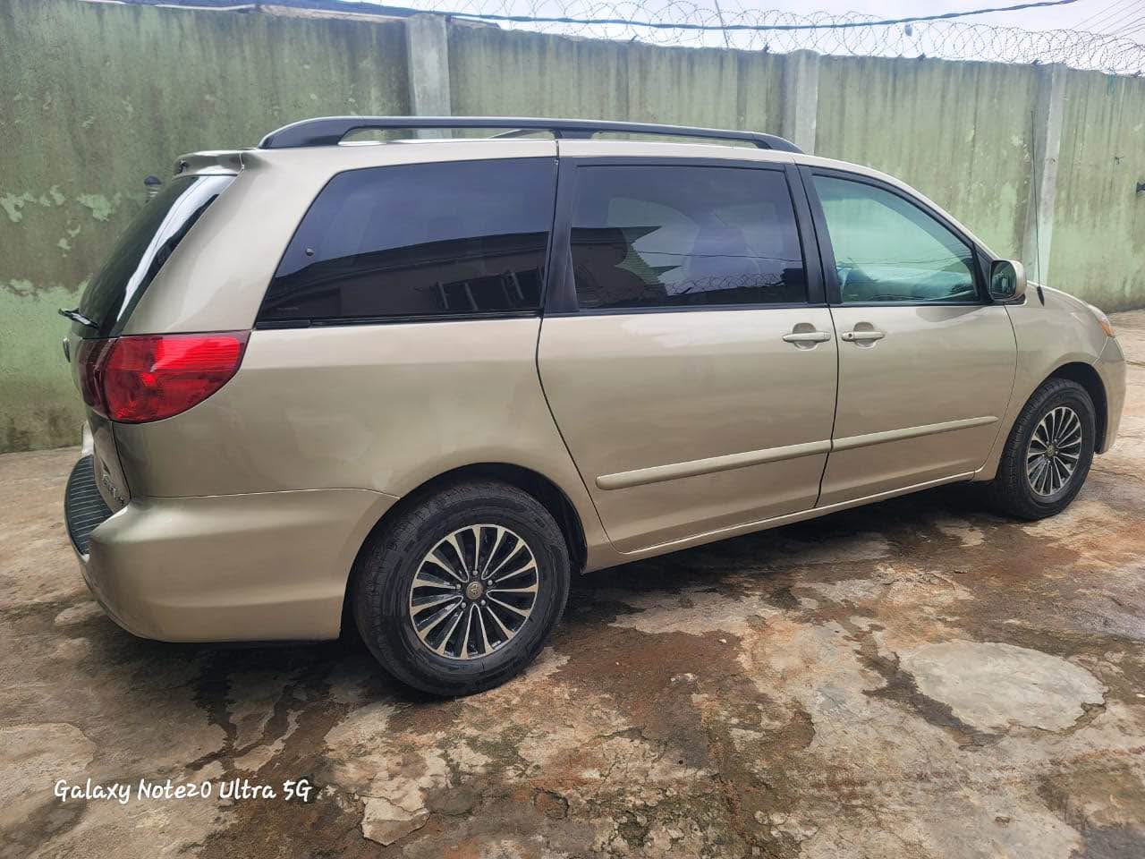 A picture of Toyota sienna 2007