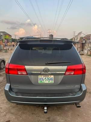 A picture of Toyota sienna xle 2005 model