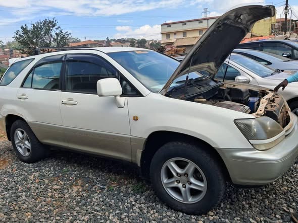 A picture of Toyota Harrier 0700327795
