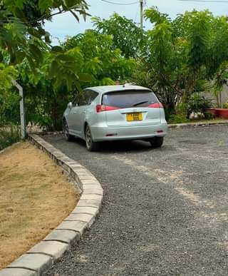 A picture of Toyota caldina 2004 5