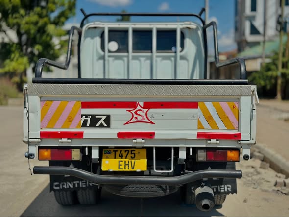 A picture of MITSUBISHI CANTER