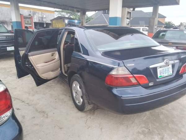 A picture of 2003 Toyota Avalon Buy and fix nothing AC chilling Gear