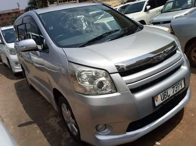 A picture of TOYOTA NOAH